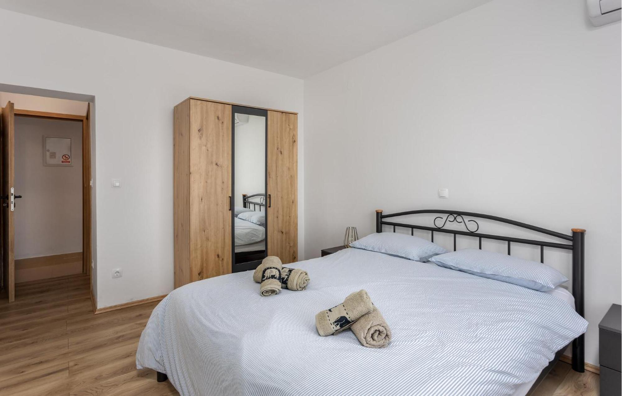 Gorgeous Apartment In Brsec With Kitchen Eksteriør billede
